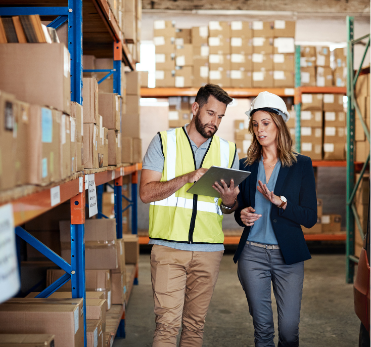 Why Logistics Companies Choose Nearshore Staffing Logistics manager collaborating seamlessly with a nearshore team on a digital screen.
